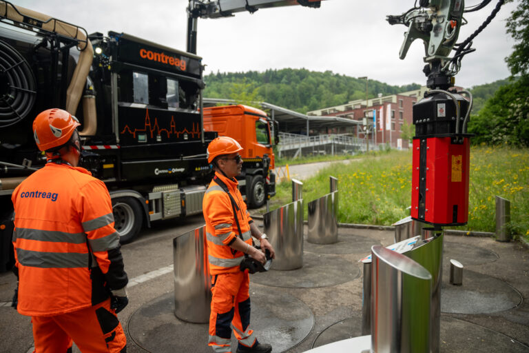 Mitarbeiter Contreag beim Reinigen der Unterflurcontainer