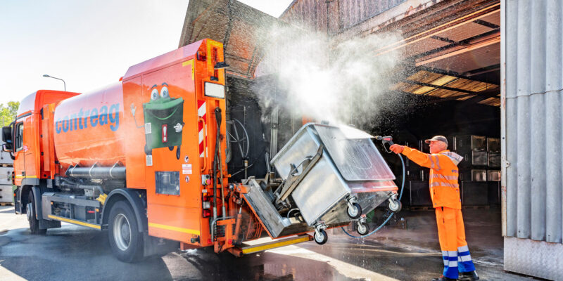 Die Container Reinigung aus der Seitenansicht