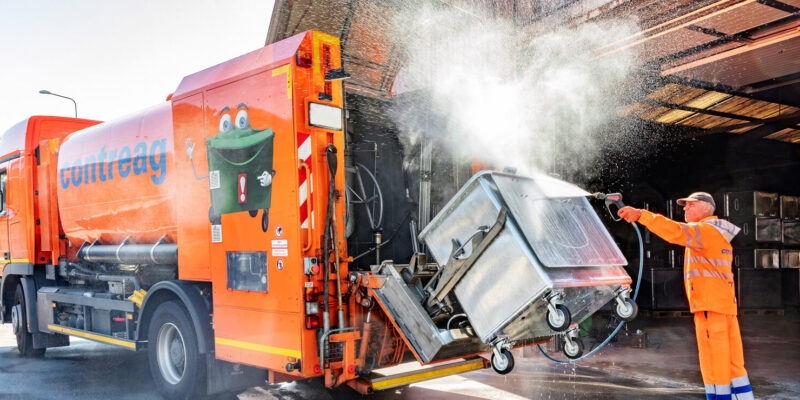 Die Container Reinigung aus der Seitenansicht