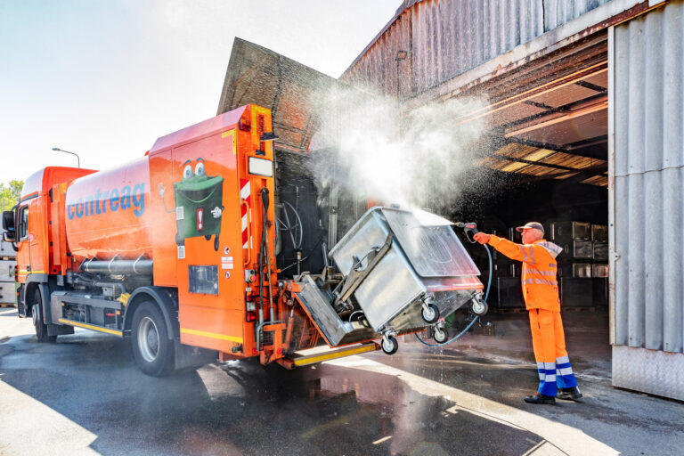 Eine Container Reinigung aus der Seitenansicht