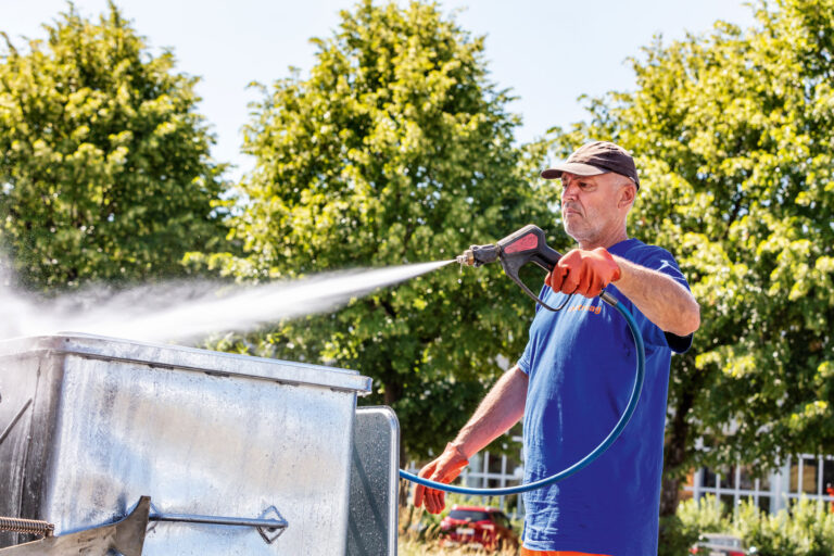 Container-Reinigung im Sommer mit Contreag Mitarbeiter