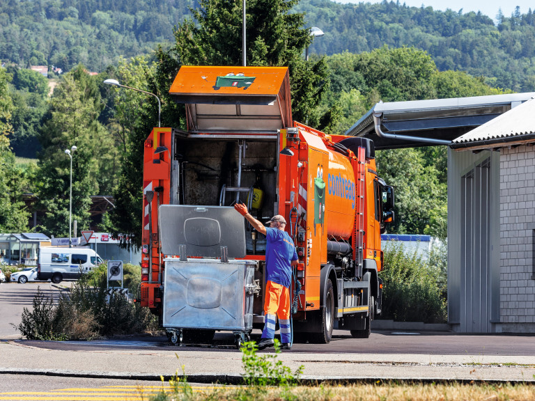 Container-Reinigung im Sommer