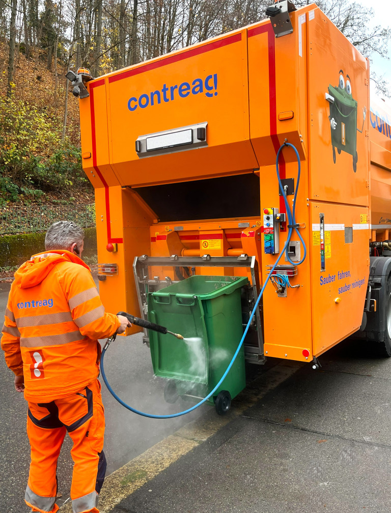 18t E-Actros Containerreinigungsfahrzeug der Contreag mit vollelektrischem Antrieb