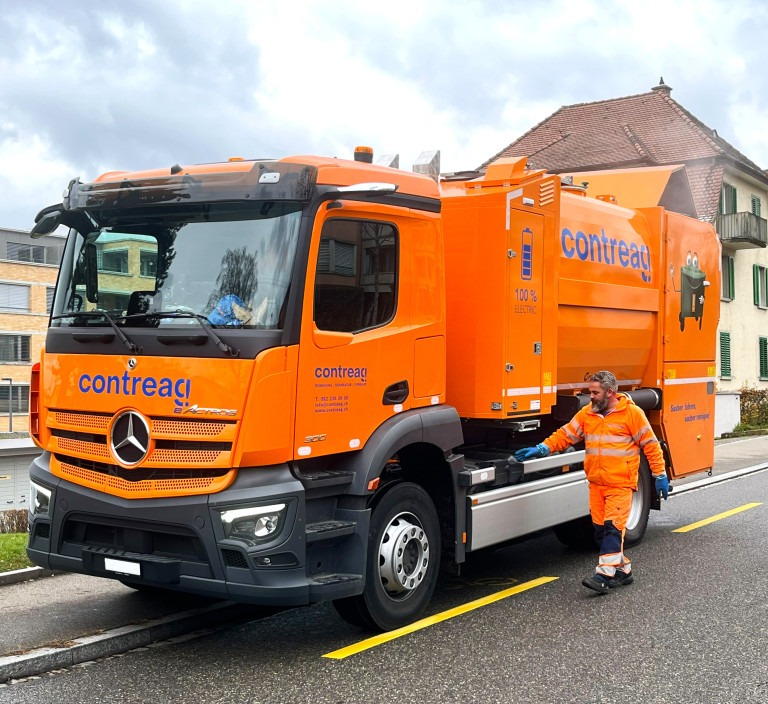 18t E-Actros Containerreinigungsfahrzeug der Contreag mit vollelektrischem Antrieb