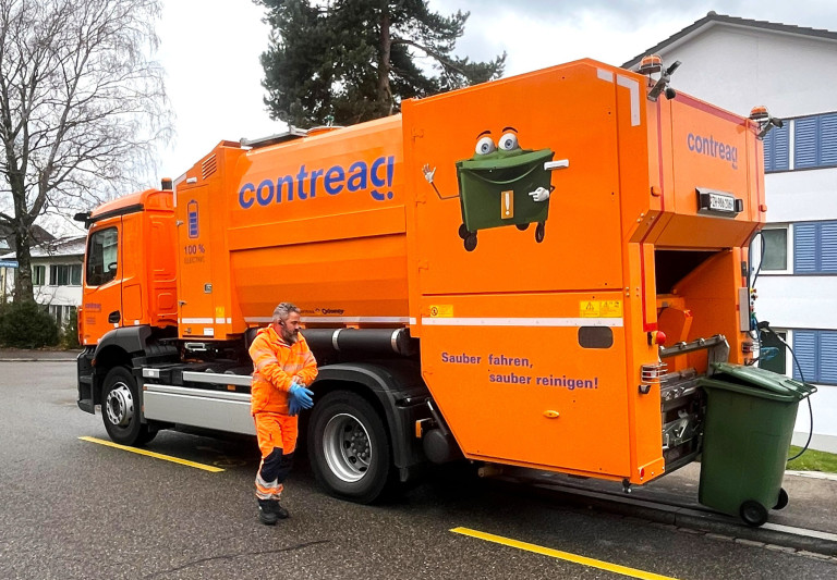 18t E-Actros Containerreinigungsfahrzeug der Contreag mit vollelektrischem Antrieb