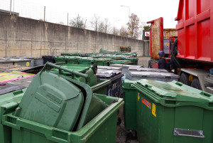 Container werden abgeholt und rezykliert vom Contreag Werkhof