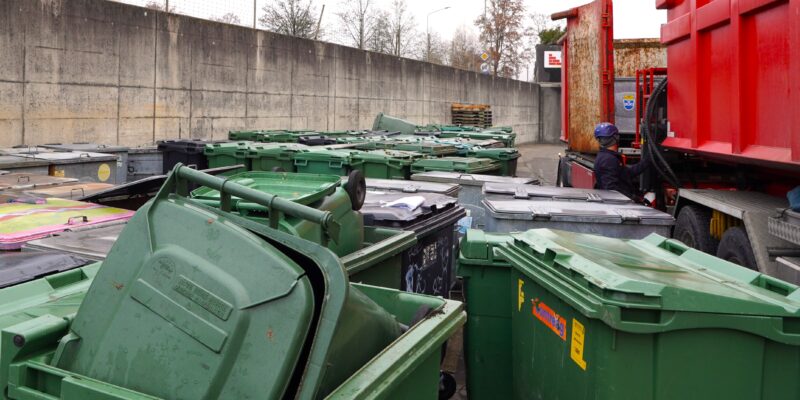 Container werden abgeholt und rezykliert vom Contreag Werkhof