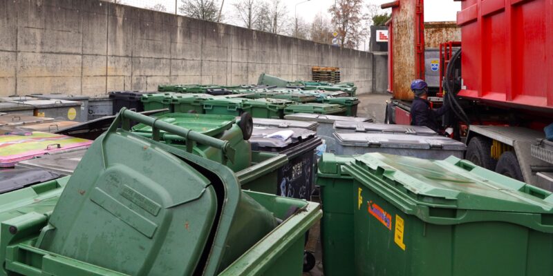 Container werden abgeholt und rezykliert vom Contreag Werkhof