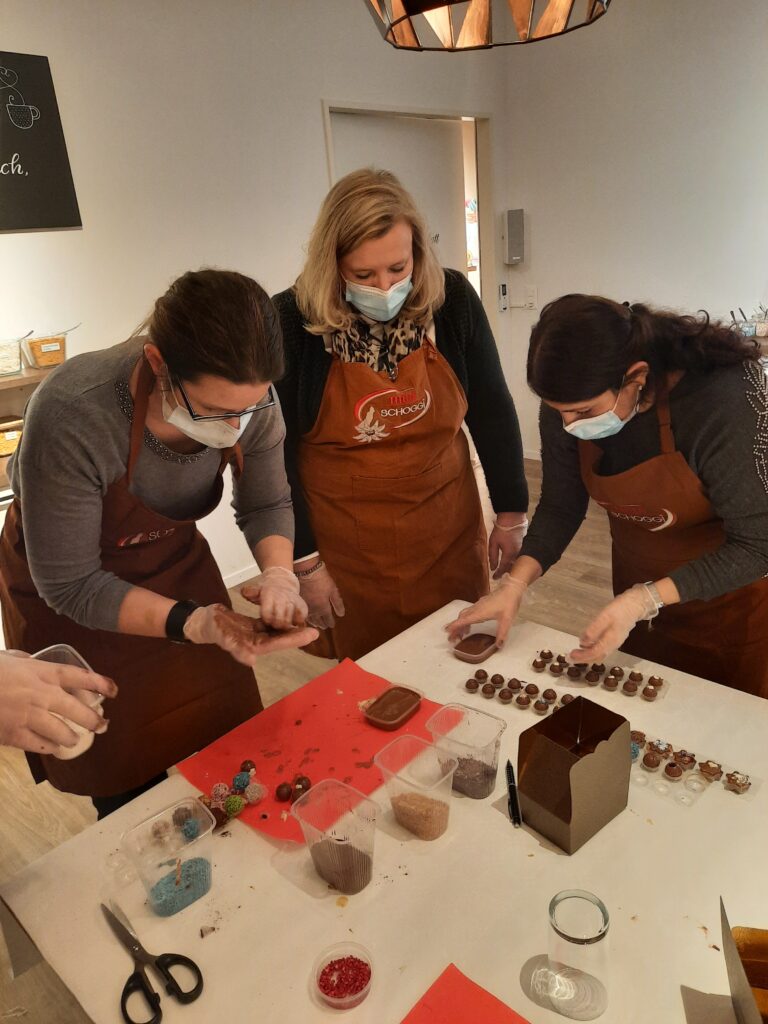 Mitarbeiter beim Pralinen machen am Contreag Weihnachtsevent 2021