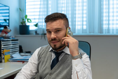 Fritz Lüdi Jr. im Büro