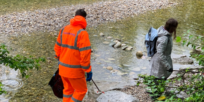 Contreag Mitarbeiter am Gewässer Clean Up