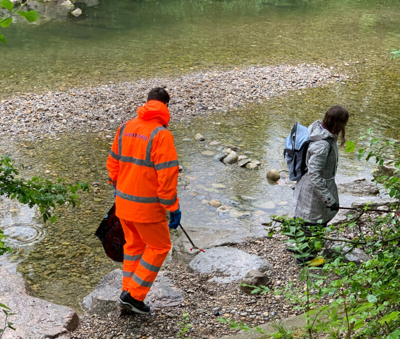 Contreag Mitarbeiter am Gewässer Clean Up