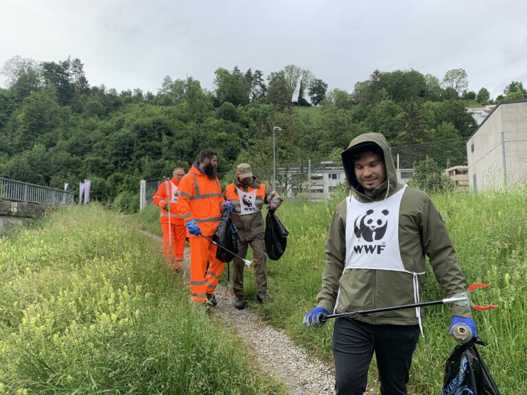 Contreag Mitarbeiter beim Gewässer Clean Up 2022