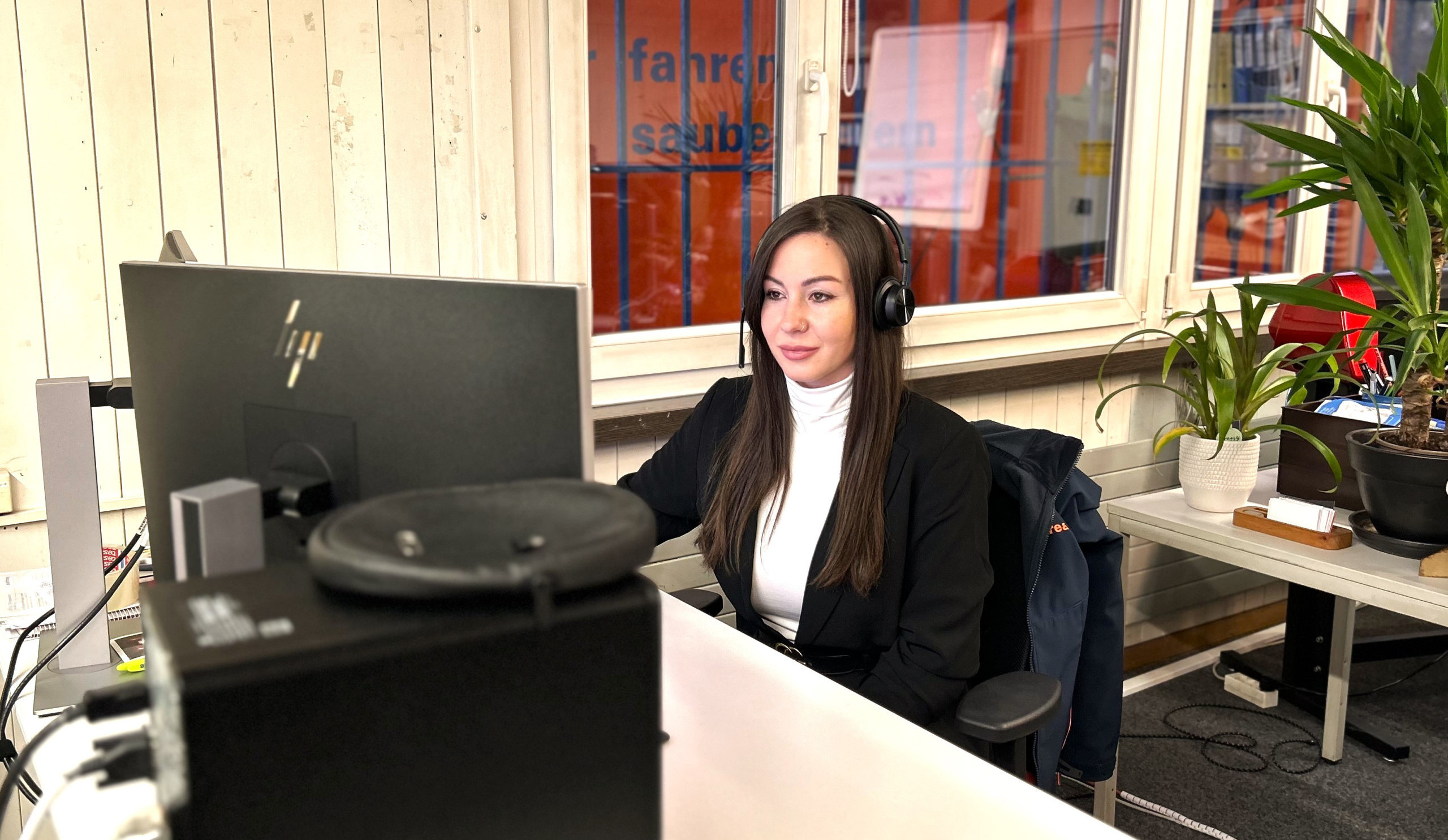 Mitarbeiterin im Logistikcenter in Otelfingen