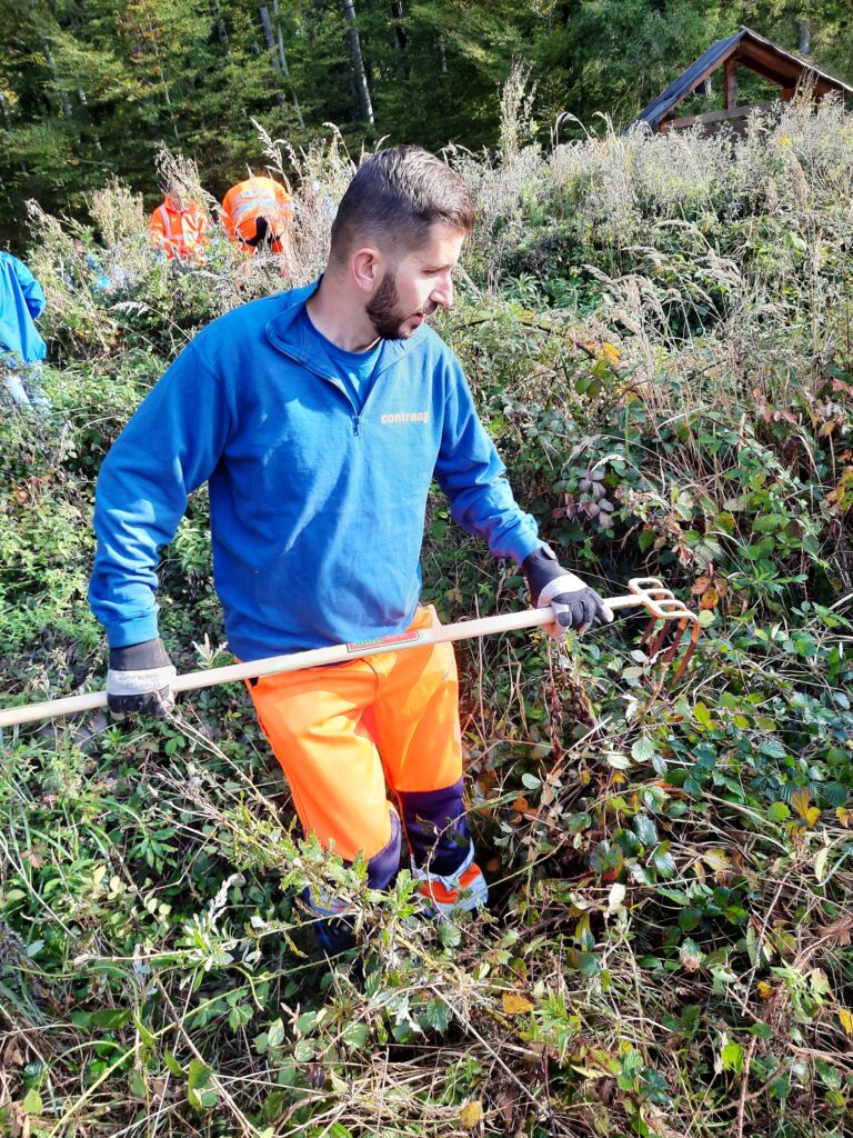 Contreag Mitarbeiter beim Umwelteinsatz im Naturpark Schaffhausen 2022