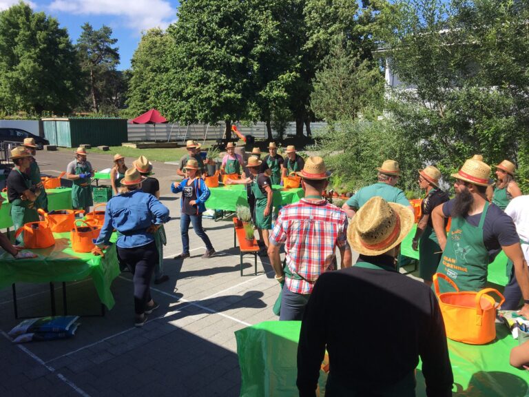 Mitarbeiter beim Kräuter pflanzen am Sommer-Teamevent 2022