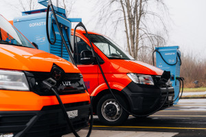 Reinigungsfahrzeuge mit Elektroantrieb beim Laden