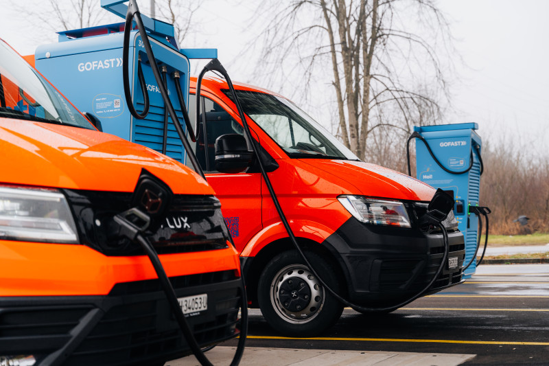 Reinigungsfahrzeuge mit Elektroantrieb beim Laden
