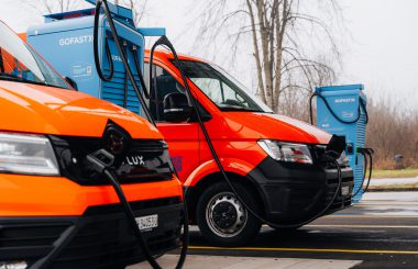 Reinigungsfahrzeuge mit Elektroantrieb beim Laden