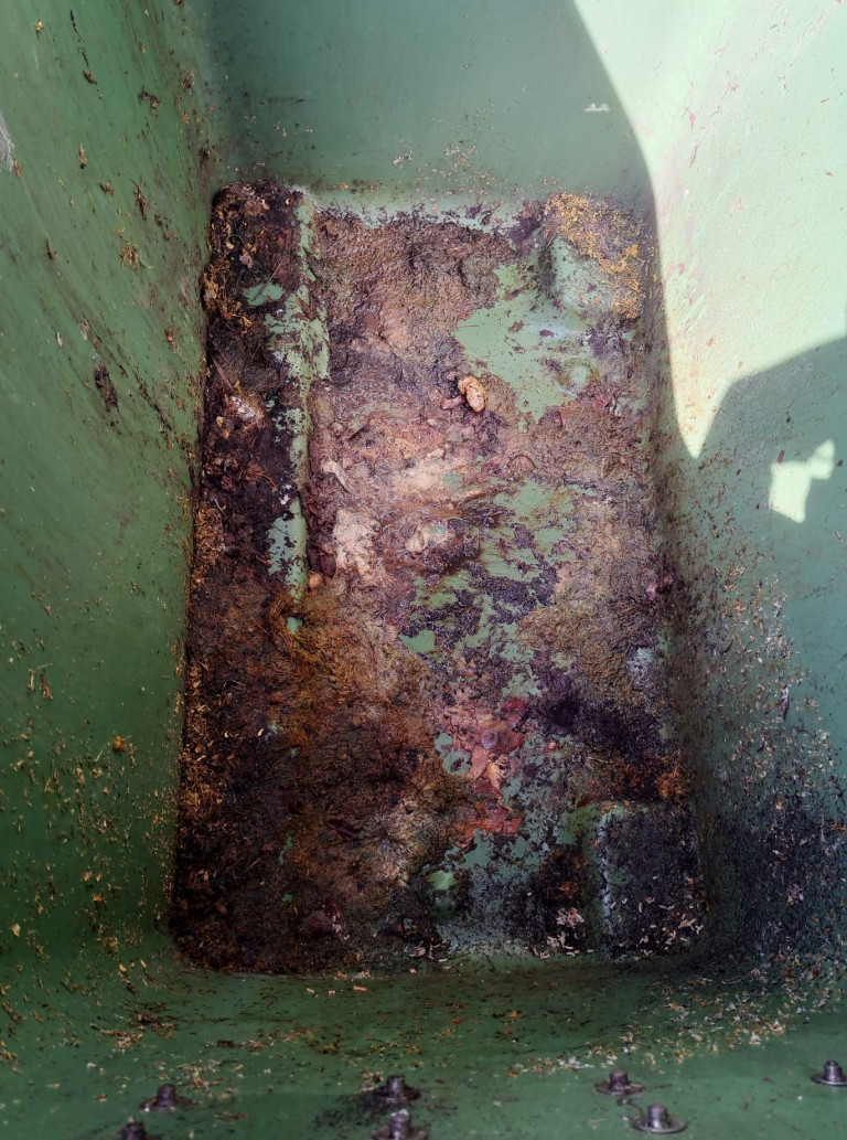 schmutziger Container mit dreckigem Boden