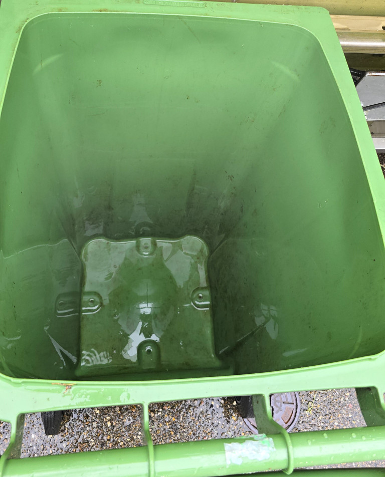 sauberer kleiner Biocontainer nach der Container-Reinigung der Contreag