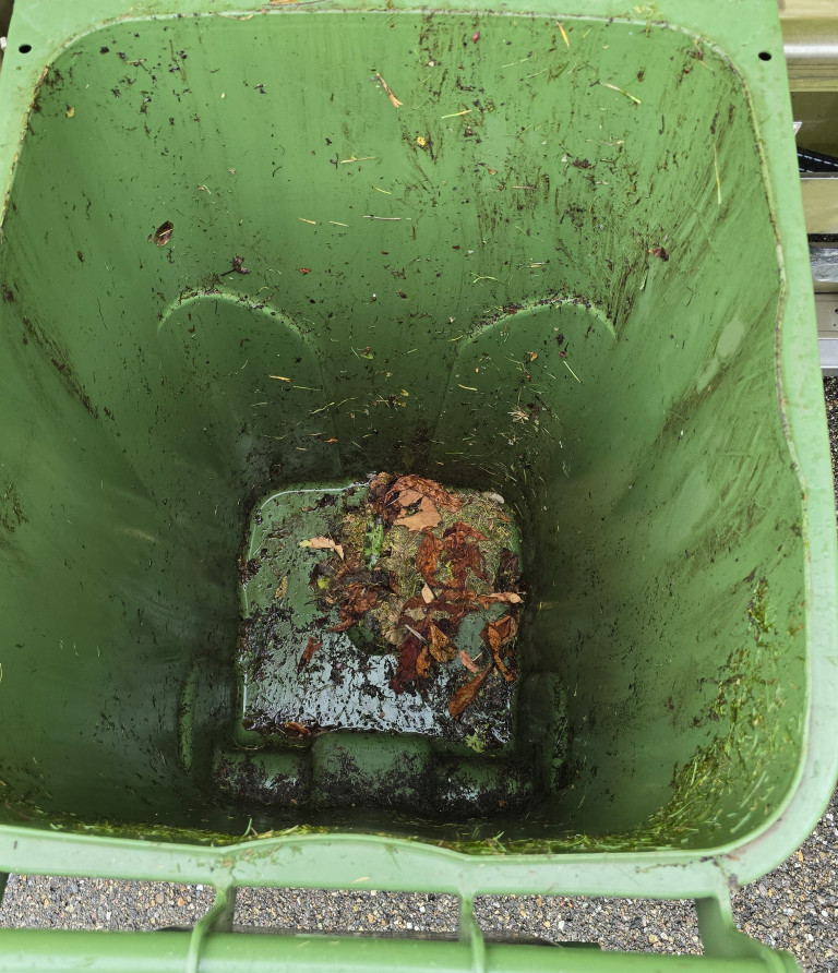 schmutziger kleiner Biocontainer mit dreckigem Boden