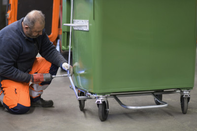 Reparaturfachmann von Contreag bei einer Containerreparatur eines Fusspedals