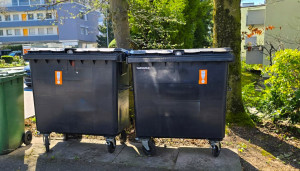 Contreag Kehrichtcontainer vor der Tür