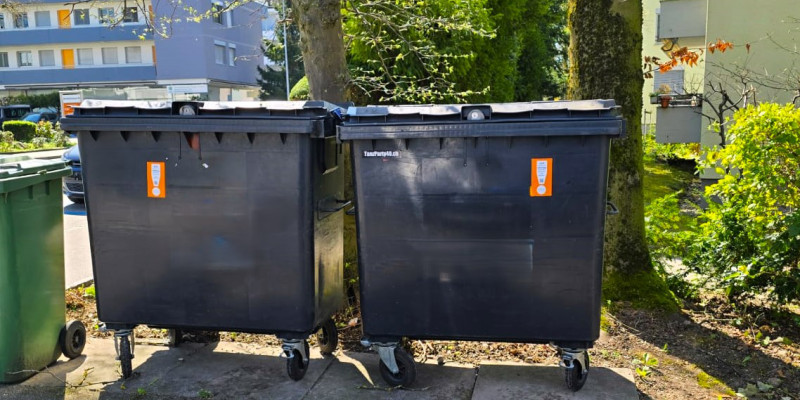 Contreag Kehrichtcontainer vor der Tür