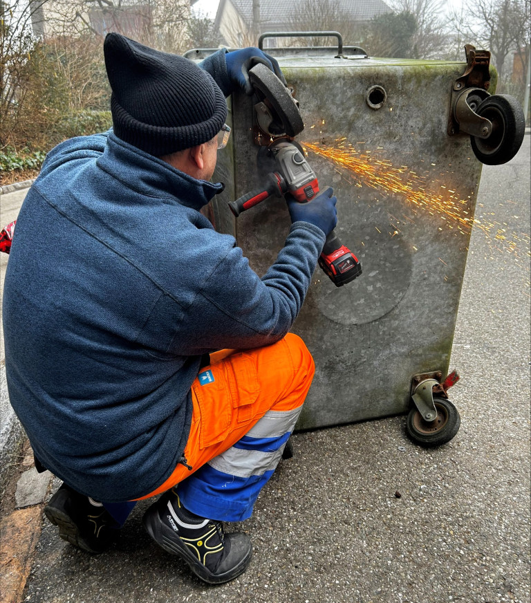 Reparaturfachmann der Contreag bei der Reparatur eines Stahlcontainers