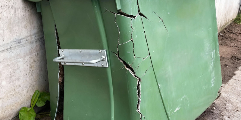 Beispiel für einen defekten Grüngutcontainer, der nicht mehr transportfähig ist