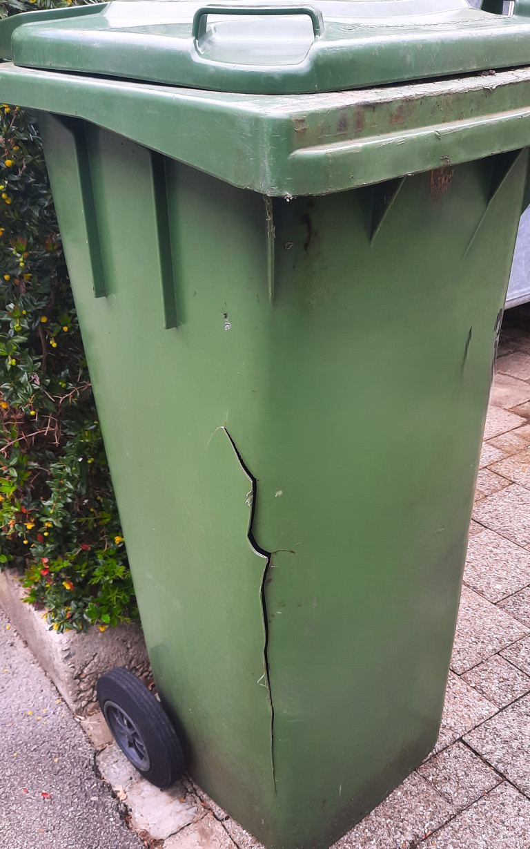 Beispiel für einen defekten Grüngutcontainer, der entsorgt werden muss