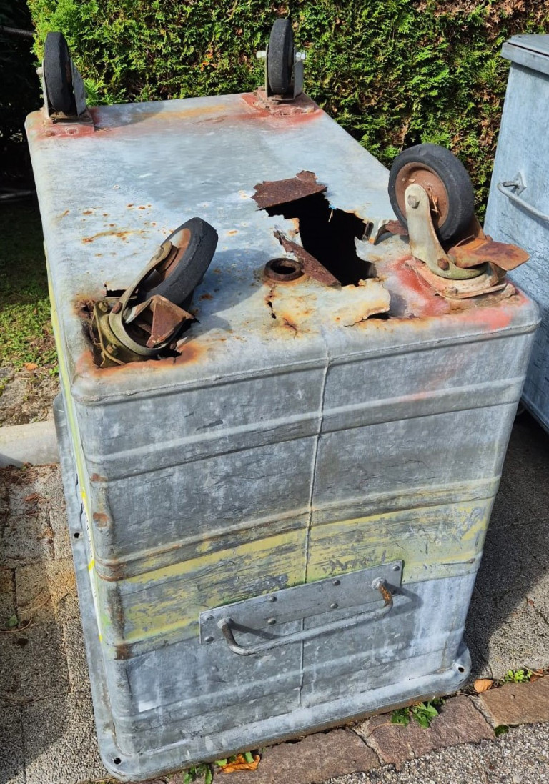 Beispiel für einen defekten Stahlcontainer, der entsorgt werden muss