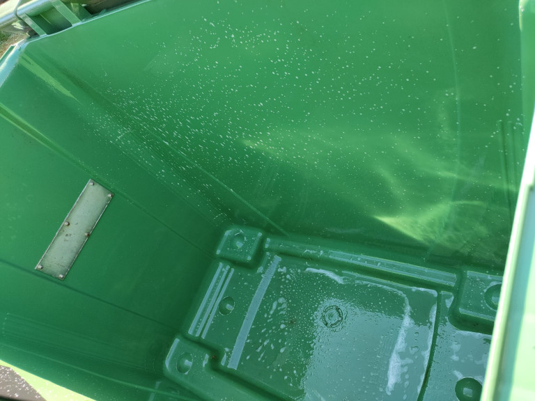 Frisch desinfizierter Container nach der Containerreinigung