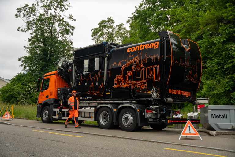 Das Fahrzeug der Contreag für die Reinigung von Unterflurcontainer