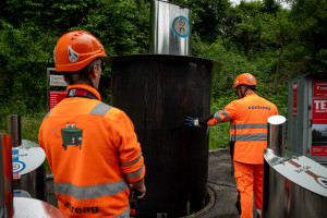 Mitarbeiter Contreag beim Reinigen der Unterflurcontainer
