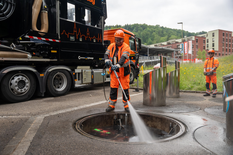 Mitarbeiter Contreag beim Reinigen der Unterflurcontainer