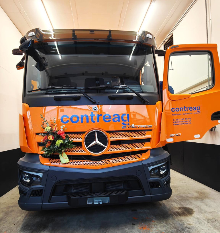 18t E-Actros Containerreinigungsfahrzeug der Contreag mit vollelektrischem Antrieb