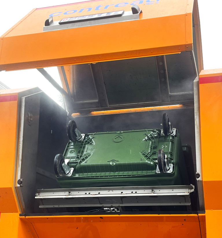 Container-Reinigung im18t E-Actros Containerreinigungsfahrzeug der Contreag mit vollelektrischem Antrieb