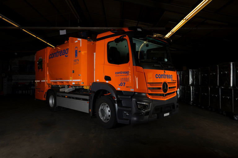 emissionsfreies Fahrzeug für die Containerreinigung mit Elektroantrieb der Contreag Container-Reinigungs AG von vorne