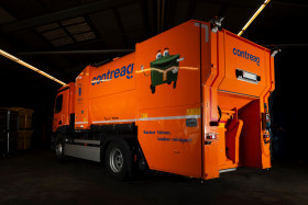 emissionsfreies Fahrzeug für die Containerreinigung mit Elektroantrieb der Contreag Container-Reinigungs AG von hinten