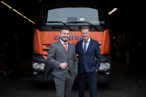 Die Geschäftsleitung der Contreag Container-Reinigungs AG vor einem Fahrzeug