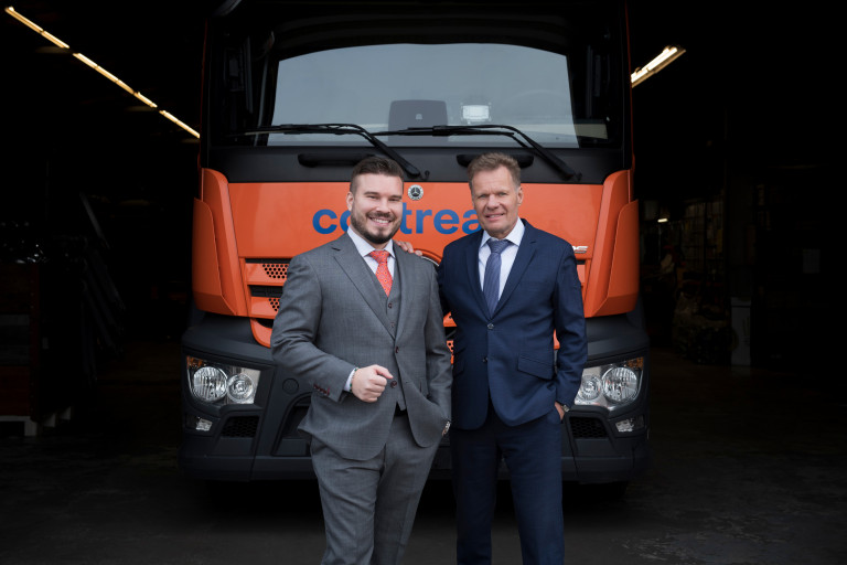 Die Geschäftsleitung der Contreag Container-Reinigungs AG vor einem Fahrzeug