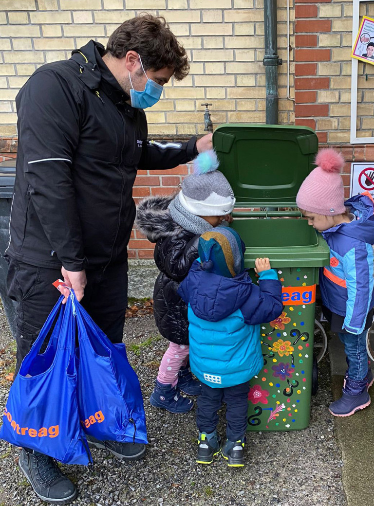 Containerspende von selbst bemalten Containern der Contreag